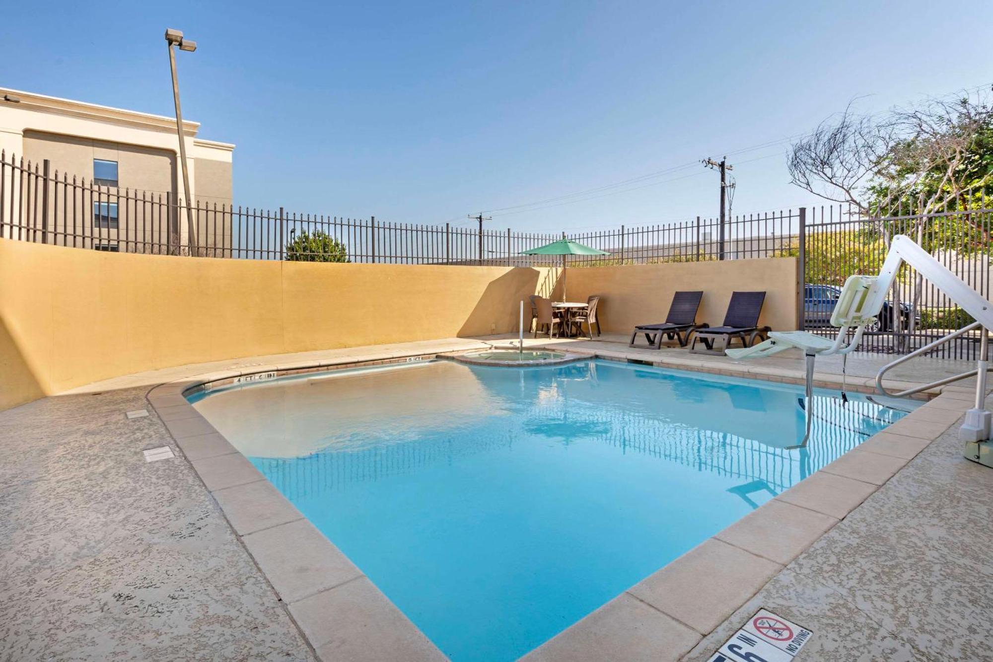 Comfort Suites West Dallas - Cockrell Hill Exteriér fotografie