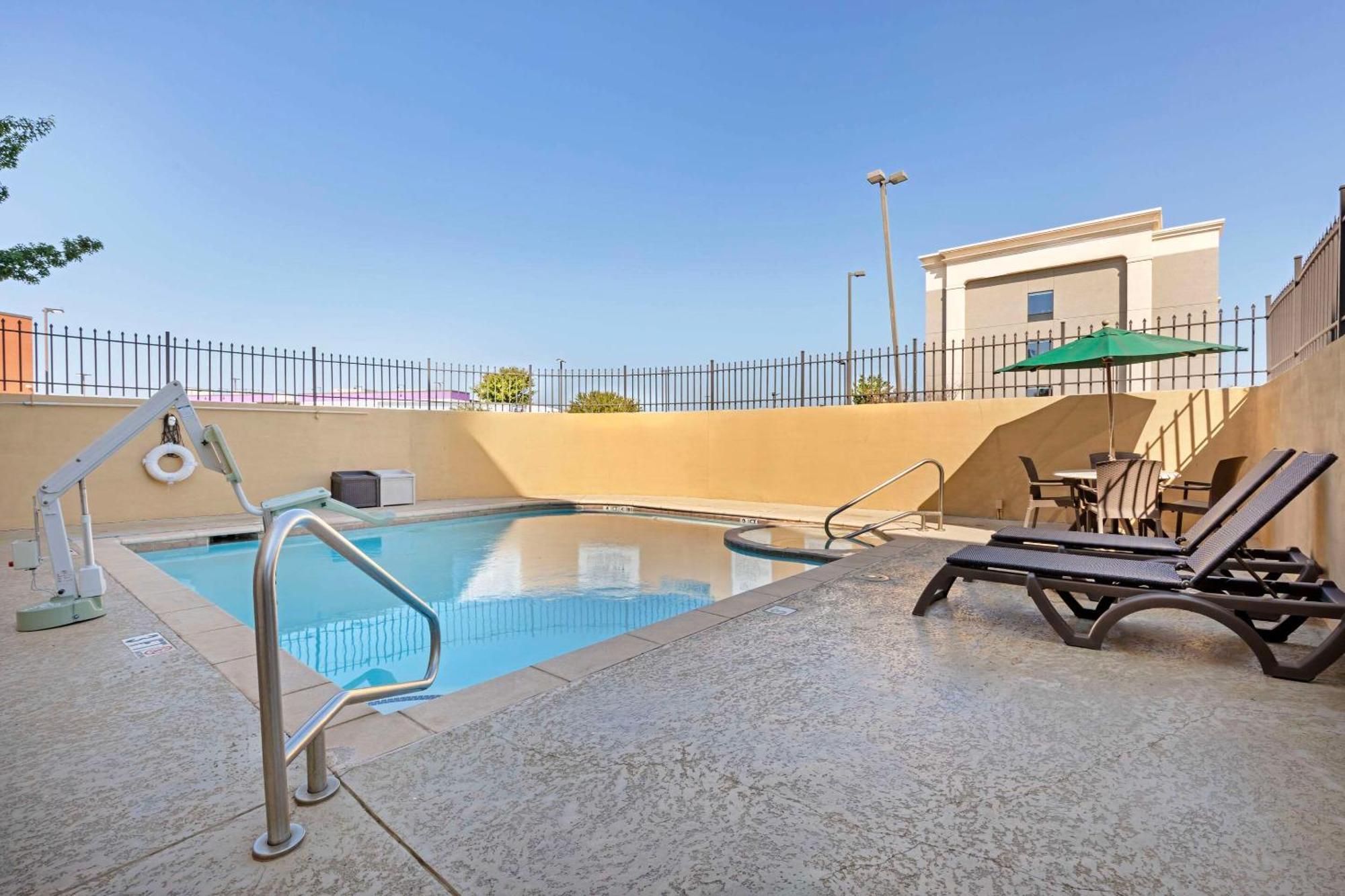 Comfort Suites West Dallas - Cockrell Hill Exteriér fotografie
